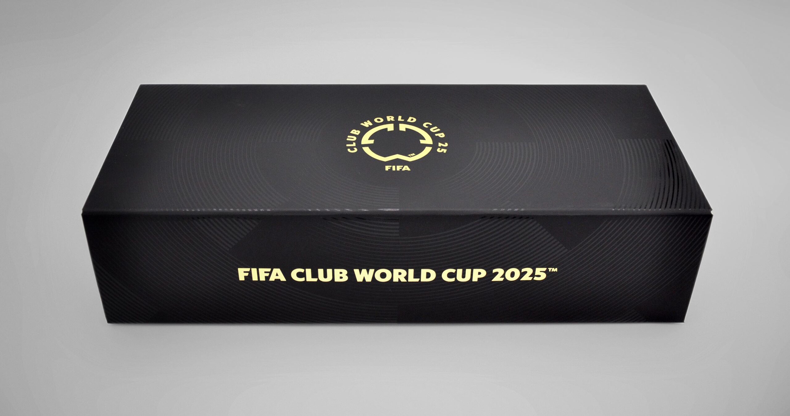 Riproduzione Trofeo FIFA Club World Cup 2025 packaging Chiaroforte confezione chiusa