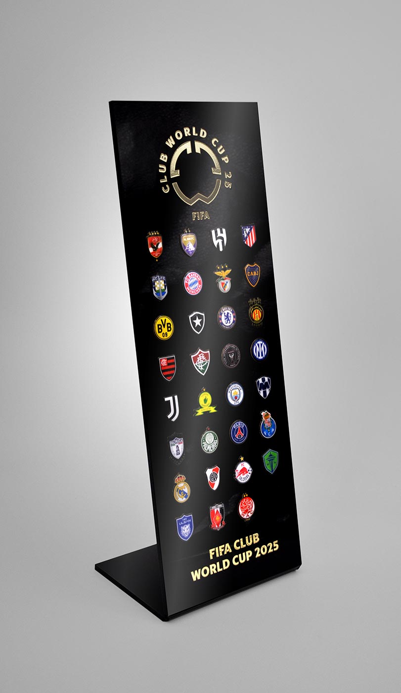 Teca espositiva in plexiglass con emblemi dei club FIFA Club World Cup 2025, realizzata da Chiaroforte