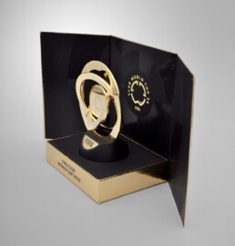 Riproduzione Trofeo FIFA Club World Cup 2025 packaging Chiaroforte, dettaglio confezione