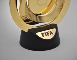 Riproduzione Trofeo FIFA Club World Cup 2025 packaging Chiaroforte, dettaglio base zoom