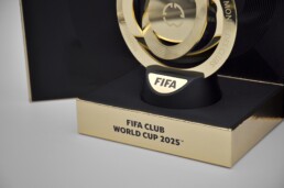 Riproduzione Trofeo FIFA Club World Cup 2025 packaging Chiaroforte, dettaglio iscrizioni