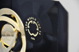 Riproduzione Trofeo FIFA Club World Cup 2025 packaging Chiaroforte, dettaglio logo