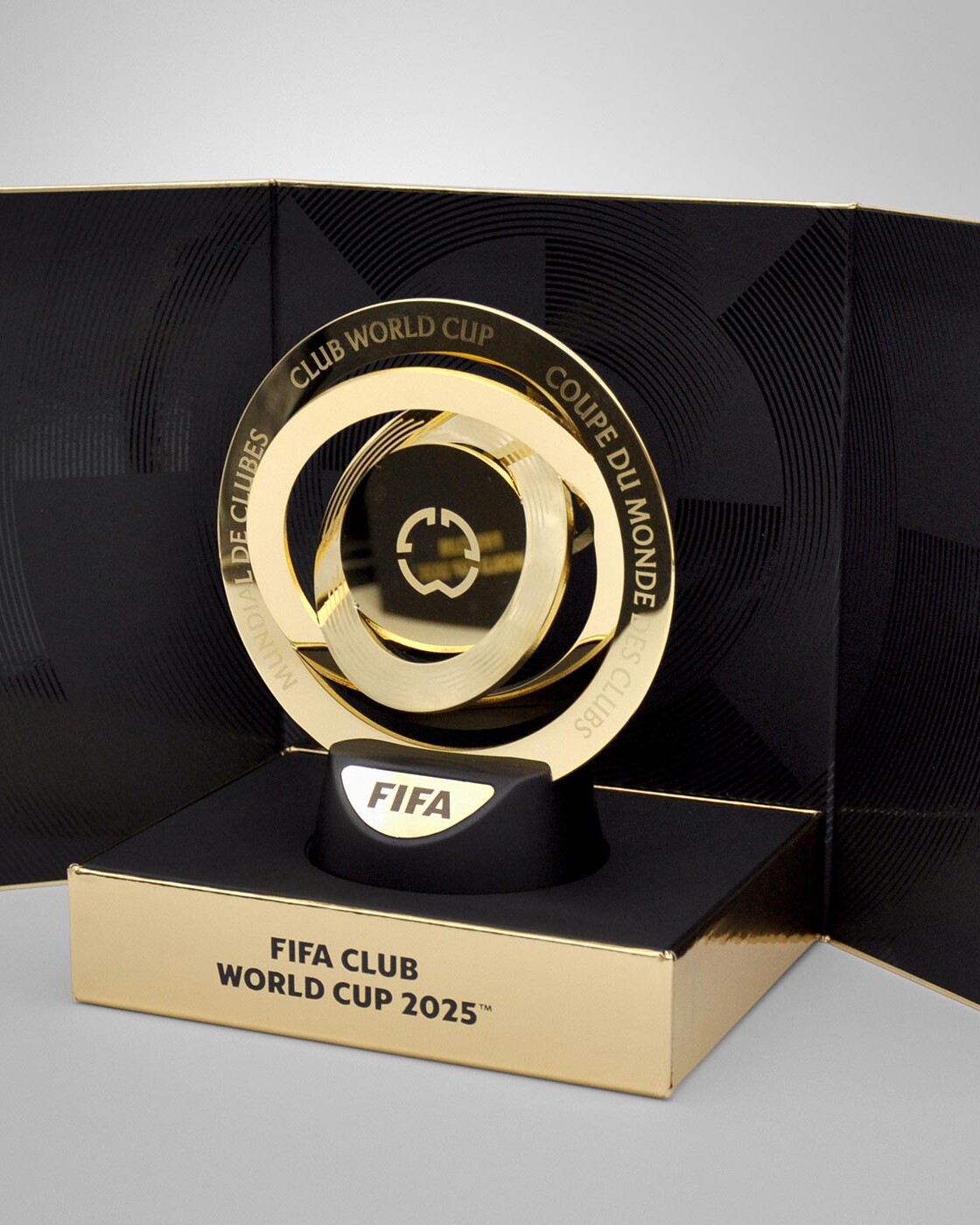 Riproduzione Trofeo FIFA Club World Cup 2025 packaging Chiaroforte, dettaglio confezione vista aperta
