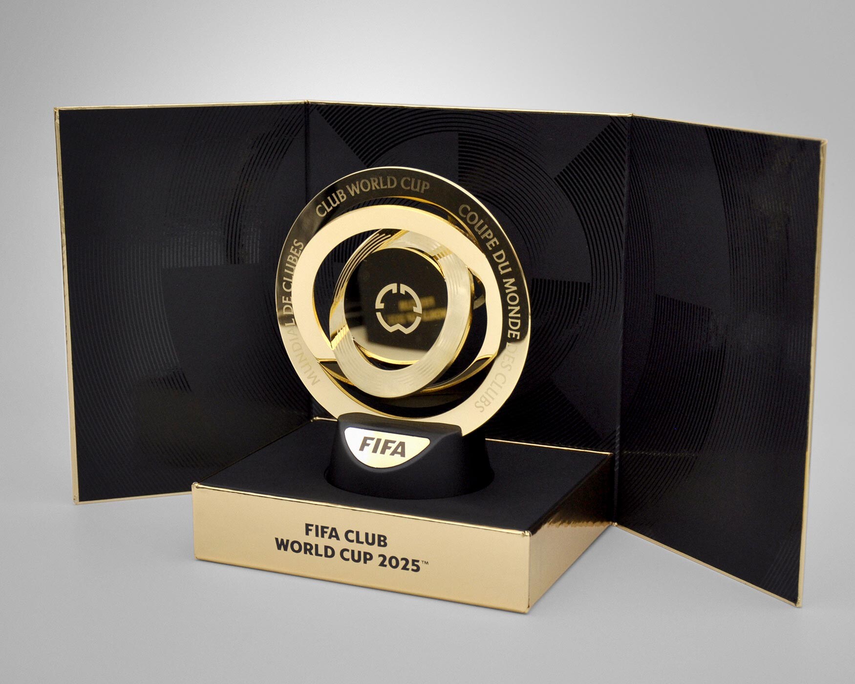 Riproduzione Trofeo FIFA Club World Cup 2025 packaging Chiaroforte, dettaglio confezione vista aperta