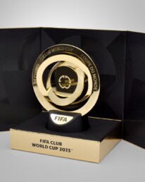 Riproduzione Trofeo FIFA Club World Cup 2025 packaging Chiaroforte, dettaglio confezione vista aperta