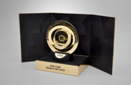 Riproduzione Trofeo FIFA Club World Cup 2025 packaging Chiaroforte, dettaglio confezione vista aperta