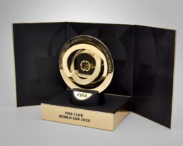 Riproduzione Trofeo FIFA Club World Cup 2025 packaging Chiaroforte, dettaglio confezione vista aperta