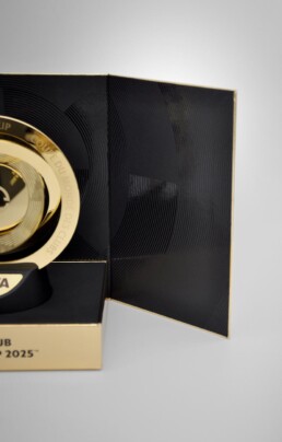Riproduzione Trofeo FIFA Club World Cup 2025 packaging Chiaroforte, dettaglio confezione vista aperta laterale