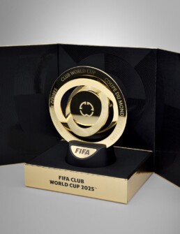 Riproduzione Trofeo FIFA Club World Cup 2025 packaging Chiaroforte, dettaglio confezione vista aperta frontale