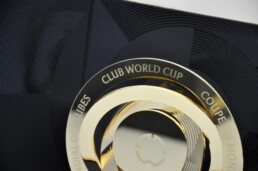 Riproduzione Trofeo FIFA Club World Cup 2025 packaging Chiaroforte, dettaglio confezione vista al centro