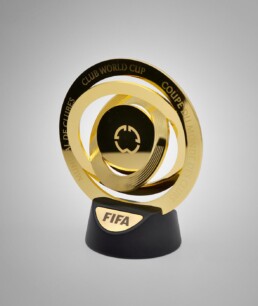 Riproduzione Trofeo FIFA Club World Cup 2025 packaging Chiaroforte, dettaglio oro