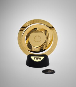 Riproduzione Trofeo FIFA Club World Cup 2025 packaging Chiaroforte, dettaglio oro fronte