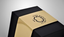 Riproduzione Trofeo FIFA Club World Cup 2025 packaging Chiaroforte, dettaglio etichetta