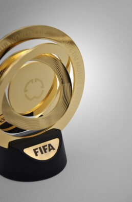 Riproduzione Trofeo FIFA Club World Cup 2025 packaging Chiaroforte, dettaglio laterale sinistra
